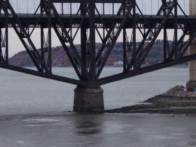   Quebec Bridge Eisenbahn- und Straßenbrücke über den Sankt-Lorenz-StromQuebec  City Quebec Bridge  987 m lang 