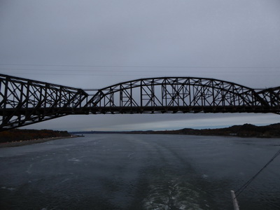   Quebec Bridge Eisenbahn- und Straßenbrücke über den Sankt-Lorenz-StromQuebec  City Quebec Bridge  987 m lang 