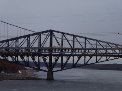 Quebec Bridge Eisenbahn- und Straßenbrücke über den Sankt-Lorenz-StromQuebec  City Quebec Bridge  987 m lang   