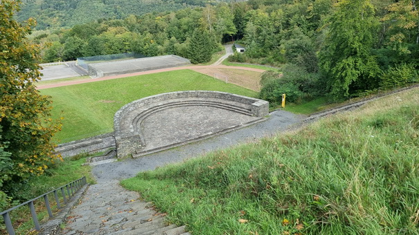 Vogelsang Eifel Urfttalsperre auf dem Berg Erpenscheid Sportstätten Ertüchtigungswiese 