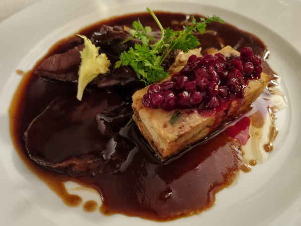 ochsenbacke mit Viereckiem Knödel