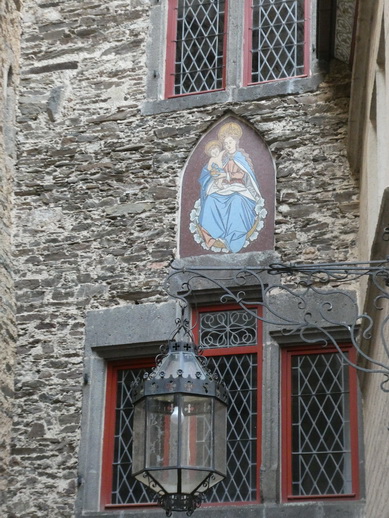 Burg Eltz im Tal der Elz