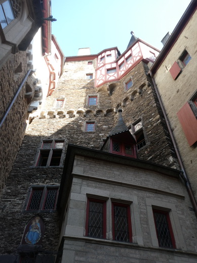 Burg Eltz im Tal der Elz