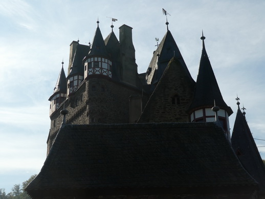 Burg Eltz im Tal der Elz