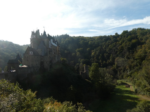 Burg Eltz im Tal der Elz