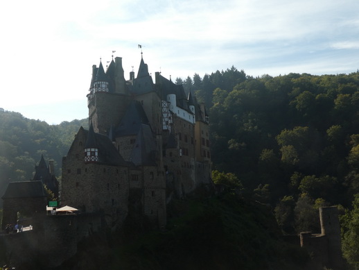 Burg Eltz im Tal der Elz