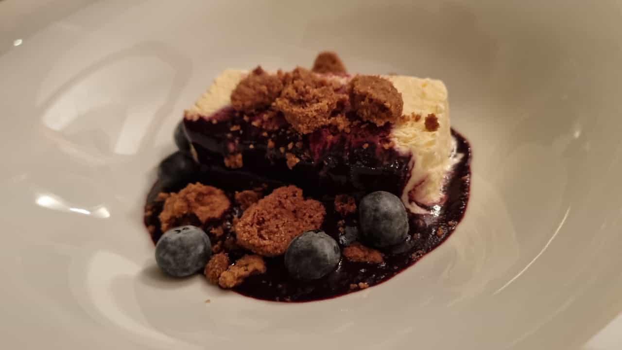 Sauerrahm Blaubeer Parfait mit Zimt Streusel