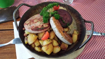 lecker Wildwurst Brotzeitteller mit wildwürsten