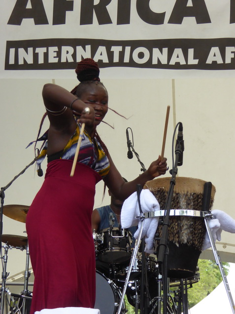 Schon seit dem fünften Lebensjahr wurde Moussa Ndiaye in die hohe Kunst des Trommelspiels eingeweiht. Das Spielen der langen, einfelligen Sabar Trommel der Wolof beherrscht er daher genauso perfekt, wie die Talking Drum oder Djembé. International bekannte Musiker, z. B. Thione Seck, schätzen seine Fähigkeiten und laden ihn zu deren Tourneen ein. Mit seiner eigenen Gruppe „N´Guewel Begg Fallou Family“, die aus mehreren Sabar-Spielern und zwei Tänzerinnen besteht, wird er auf der Offenen Bühne ein wahres Percussion-Feuerwerk abbrennen.