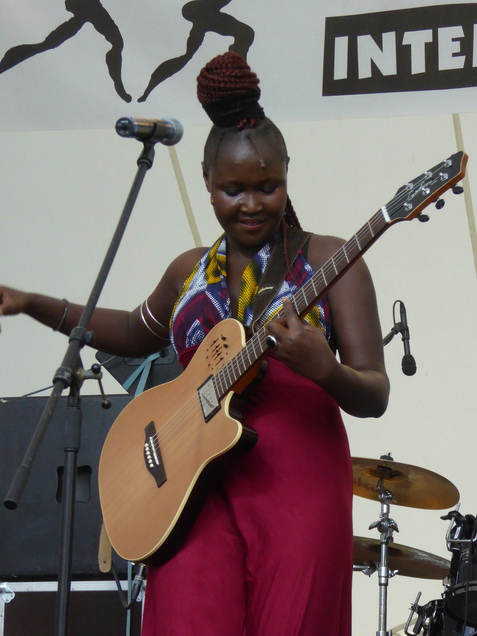 Schon seit dem fünften Lebensjahr wurde Moussa Ndiaye in die hohe Kunst des Trommelspiels eingeweiht. Das Spielen der langen, einfelligen Sabar Trommel der Wolof beherrscht er daher genauso perfekt, wie die Talking Drum oder Djembé. International bekannte Musiker, z. B. Thione Seck, schätzen seine Fähigkeiten und laden ihn zu deren Tourneen ein. Mit seiner eigenen Gruppe „N´Guewel Begg Fallou Family“, die aus mehreren Sabar-Spielern und zwei Tänzerinnen besteht, wird er auf der Offenen Bühne ein wahres Percussion-Feuerwerk abbrennen.