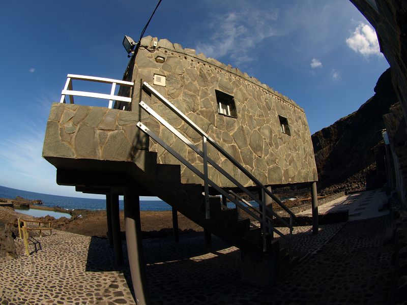 Pozo de Las Calcosas Naturschwimmbecken mit Stricklavaformation altes Fischerdorf El Hierro