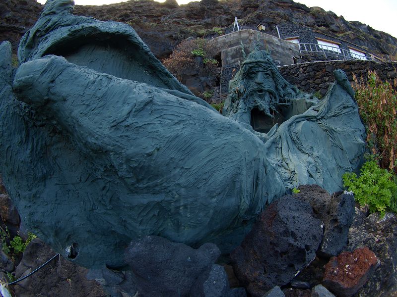 Pozo de Las Calcosas Naturschwimmbecken mit Stricklavaformation altes Fischerdorf El Hierro