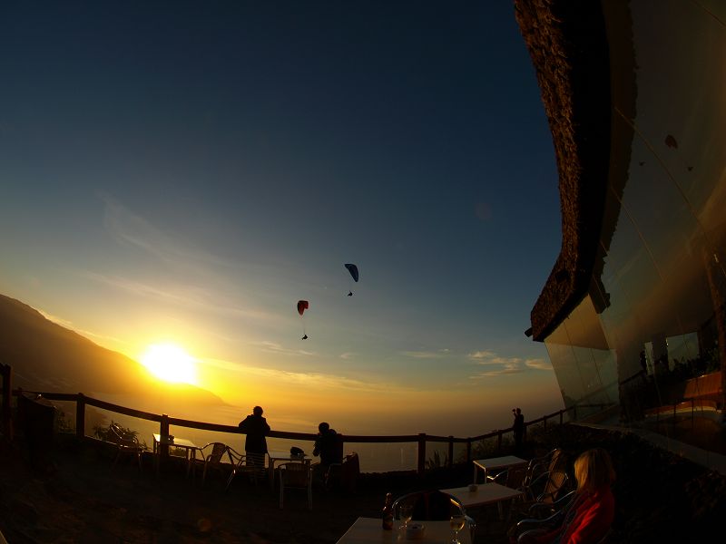 Mirador de la Pena + Pena Restaurant Gleitschirmfliegen in der Sonnendmmerung 