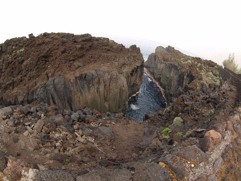 Wanderung am Meer auf Superweg Holzlatten auf Lava von La Maceta nach Las Puntas