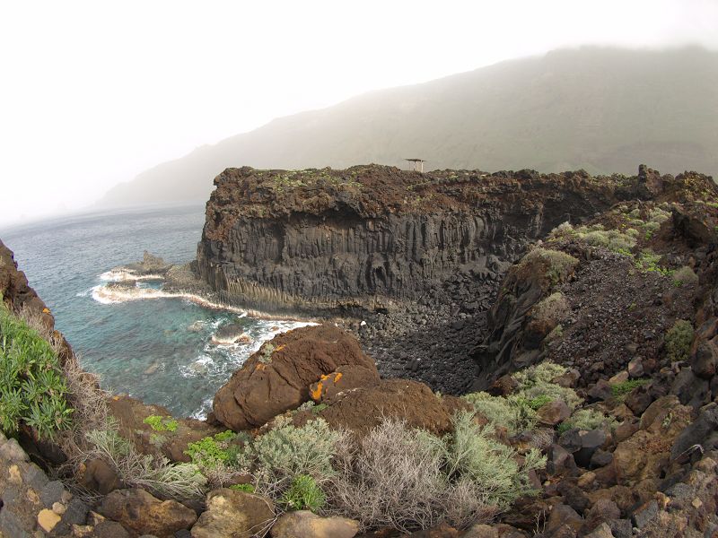 Wanderung am Meer auf Superweg Holzlatten auf Lava von La Maceta nach Las Puntas