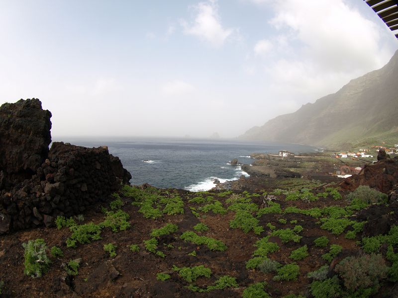 Wanderung am Meer auf Superweg Holzlatten auf Lava von La Maceta nach Las Puntas