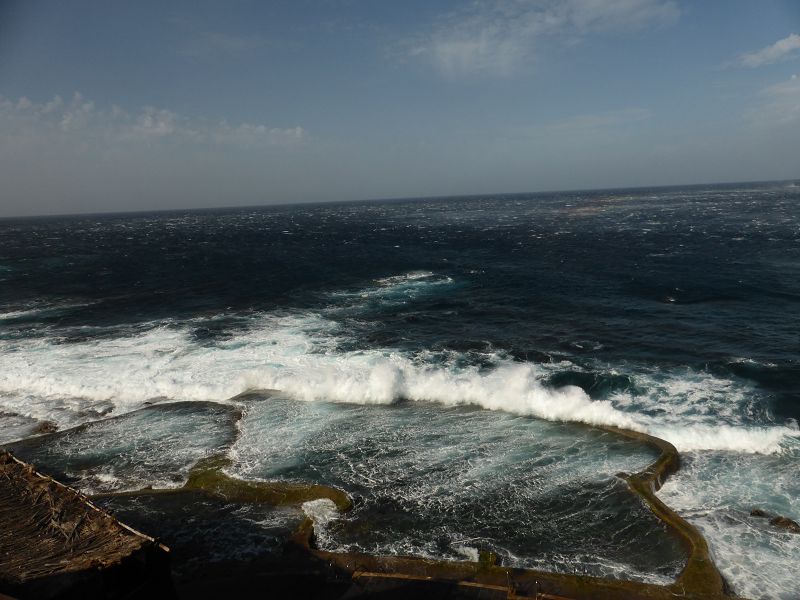 Sturm auf dem Meer  Sturm auf Frontera mare atlantico regenbogen durch Gischt der Wellen 