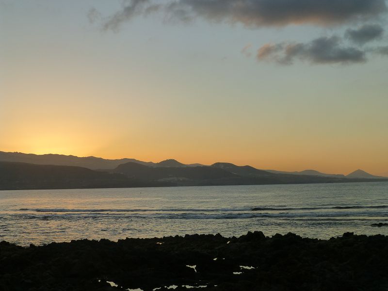 Las Palmas Gran Canaria Sundowner mit Teide im Hintergrund 