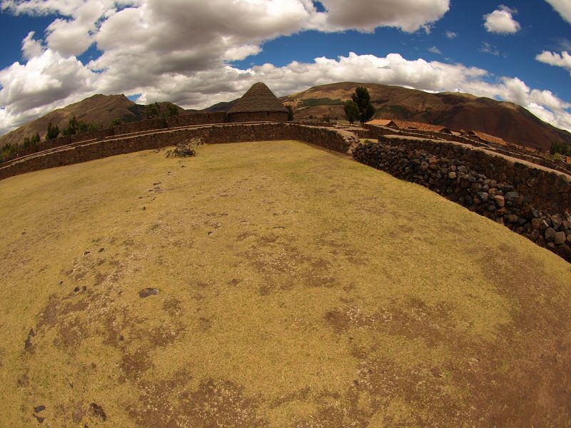 Iglesia La Raqiu Ruine  des Wiraqocha-Tempel in Raqui 12 m hohen Mauer