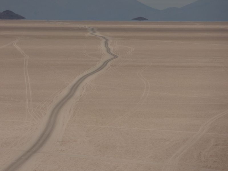 Aquas Calientes   im Urubambatal Mittendurch die Bahnschienen der Perurail