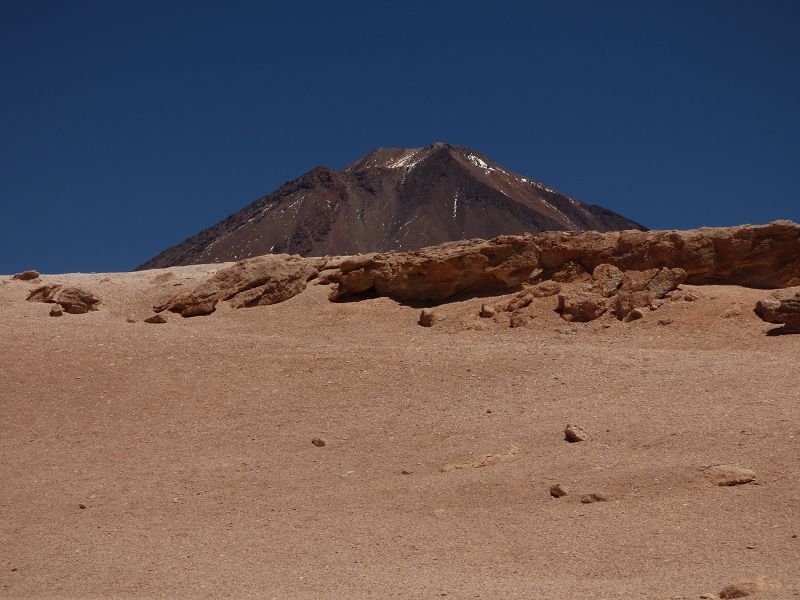   Laguna  Verde Vulcano Licancabur  5920 m und Salzsee Laguna Verde 4300 m  Laguna  Verde Vulcano Licancabur  5920 m und Salzsee Laguna Verde 4300 m