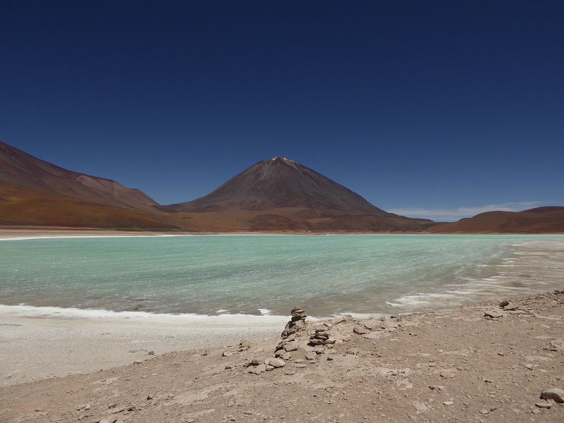 Laguna  Verde Vulcano Licancabur  5920 m und Salzsee Laguna Verde 4300 m 