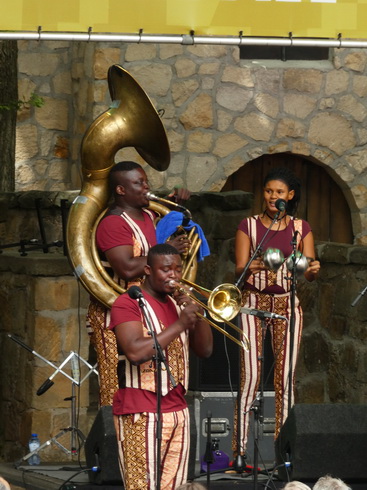 La fanfare Eyo'nlé   Eyo'nlé Brass Band  BeninLa fanfare Eyo'nlé   Eyo'nlé Brass Band  Benin