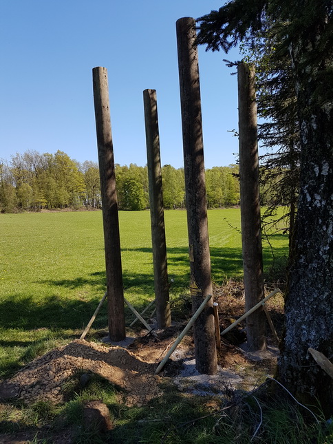 Hochsitzaktion Zwergstall mit Telegrafenmasten in Beton 