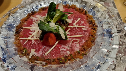 carpaccio auf crushed Ice serviert