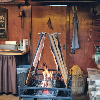 finnischer Flammlachs am offenen Feuer gegart und finnischer Beerenglühwein