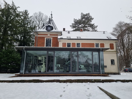  Südstadt Traveufer Zahnklinik im Fenster