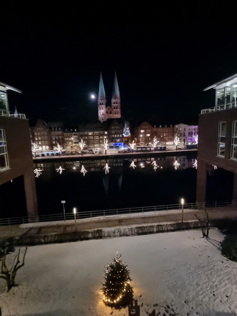 fensterblick auf Lübeck Blick mit Kirche 