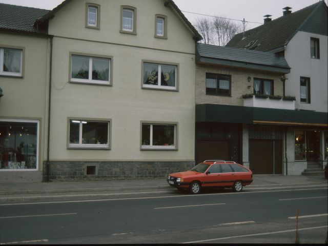 schaufenster mit Zapfsäulen 