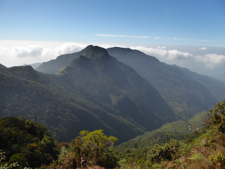 Trekking to Great World's End Drop Hortons Plains Nuwara Eliya Trekking to  Great World's End Drop Hortons Plains  Nuwara Eliya 