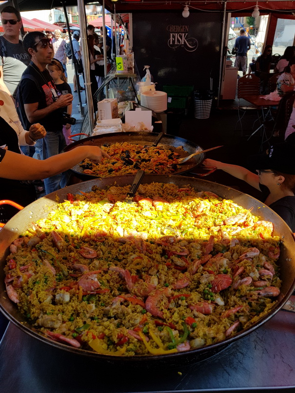 Bergen Fischmarkt  Torget Königskrabbe, Wal, Hummer und Muscheln Lachs 