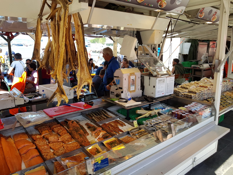 Bergen Fischmarkt  Torget Königskrabbe, Wal, Hummer und Muscheln Lachs 