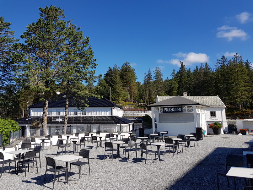 Bergziegen  Bergen Bergen Hausberg Fløyen Talstation Fløi-BahnBergen Ziege auf Tisch    