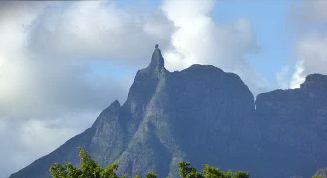   Mauritius Tempel India  Le Victoria Beachcomber Hotel MauritiusMauritius Indische Stupas und Tempel   Le Victoria Beachcomber Hotel Mauritius Mountains